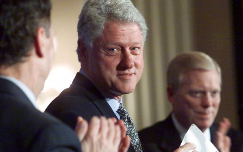 بيل كلينتون متحدثاً للصحافةعقب انتهاء فترة رئاسته  2000