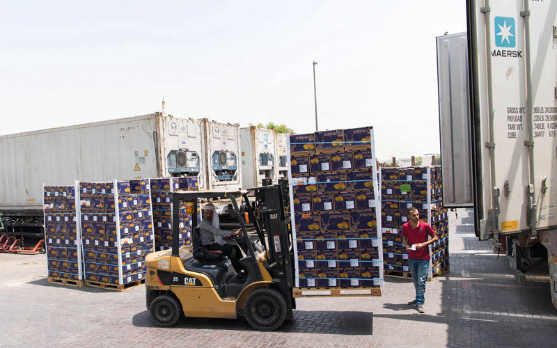 العمليات التطويرية في السوق شملت معظم المواقف التي يعتمد عليها التجار ليتمكنوا من تحميل وتنزيل منتجاتهم. تصوير: أحمد عرديتي