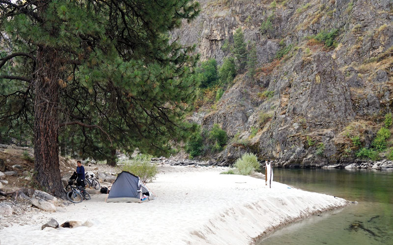 مكان للمخيم على ضفة نهر بويز، حيث يظهر الشاطئ الرملي الصغير.  د.ب.أ