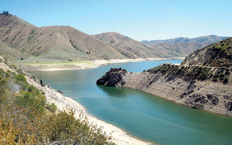 يبدو نهر بويز أنه بقعة ملونة وسط الطبيعة الجرداء. د.ب.أ