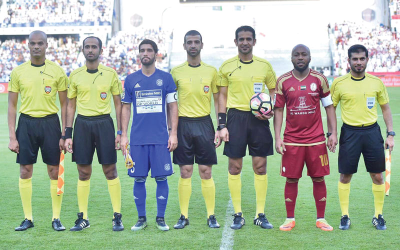 يعقوب الحمادي خلال قيادته مباراة الوحدة والنصر في نهائي كأس رئيس الدولة. من المصدر