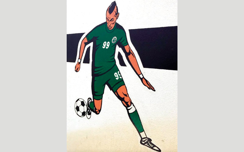 رسومات قميصي الشباب والأهلي على الجدران. من المصدر