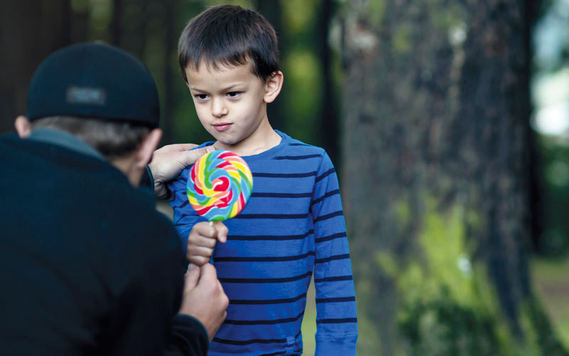 استدراج الأطفال عن طريق الحلوى إحدى حيل الخاطفين. أرشيفية