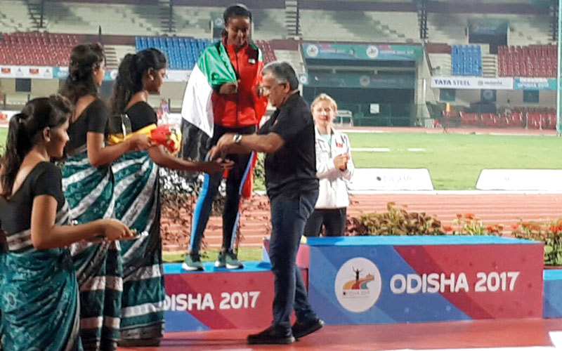 الكمالي خلال تتويج علياء بالميدالية الفضية. من المصدر