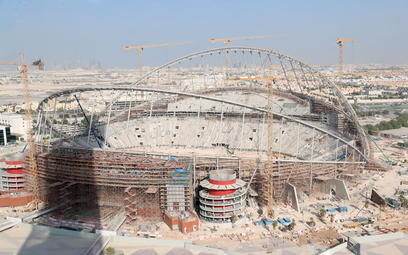 مدرج ملعب كرة قدم في طور البناء يمكن ألا يكتمل في الوقت المناسب إذا استمرت الأزمة الحالية.  أرشيفية