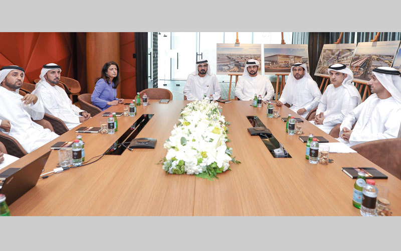 محمد بن راشد خلال إطلاق المشروع بحضور مكتوم بن محمد. وام