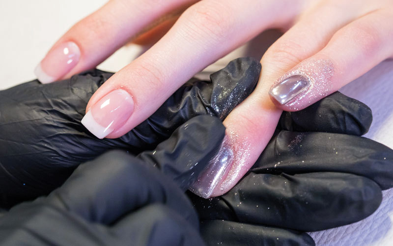 أظافر الكروم «Chrome Nails» تشهد روّاجاً كبيراً هذا الموسم.. وهي أظافر تتلألأ ببريق الألوان المعدنية كالفضي.  د.ب.أ