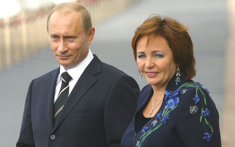 بوتين مع زوجته السابقة لودميلا. غيتي