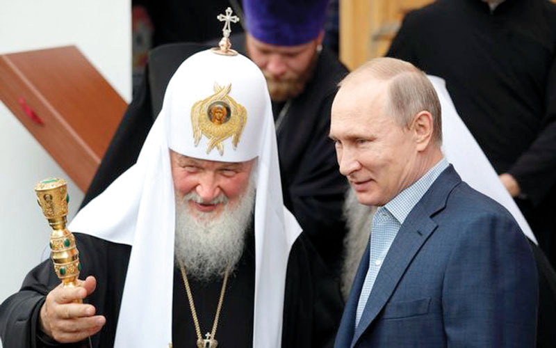 بوتين مع البطريرك قبل خروجهما من الكنيسة سوية. رويترز