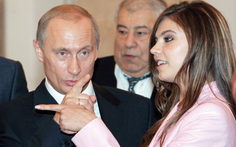 بوتين بصحبة الرياضية إلينا كباييفا التي أشيع أنه تزوجها وأنجب منها أطفالاً.  غيتي