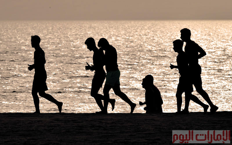 مع دخول موسم الصيف الحار، يتردّد الناس إلى شواطئ البحر لممارسة الكثير من الأنشطة، حيث اعتدال الحرارة نسبياً بفضل هواء البحر المنعش، فيما تنوعت الأنشطة على امتداد شواطئ دبي من منطقة الممزر وحتى «الكايت بيتش» بجميرا. تصوير: باتريك كاستيلو وأشوك فيرما