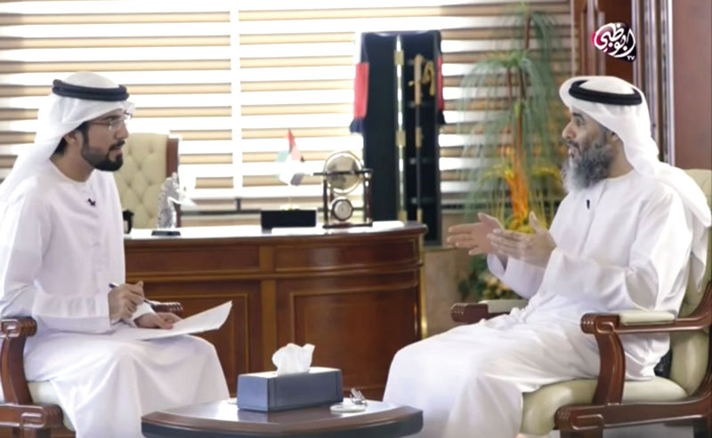 عبدالرحمن السويدي (يمين) في حديث متلفز خلال فيلم وثائقي بعنوان: «الملفات القطرية لدعم الإرهاب». من المصدر