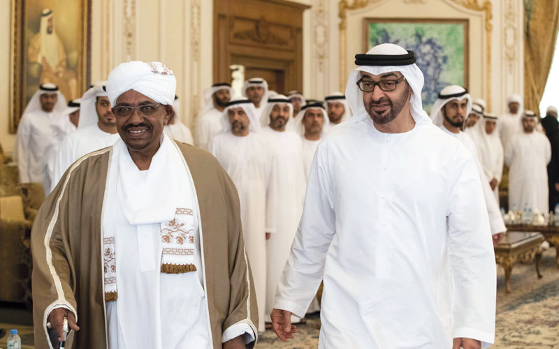 محمد بن زايد خلال استقباله الرئيس البشير في مجلسه بقصر البحر. من المصدر