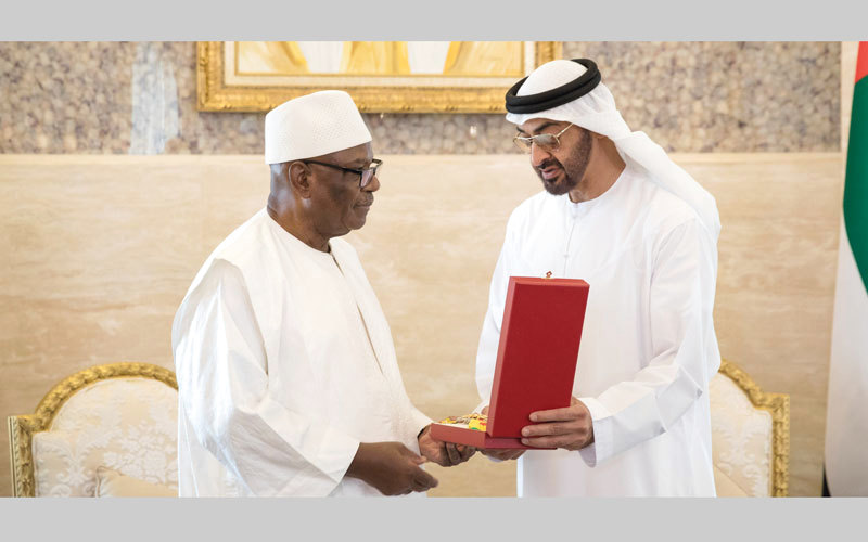 بوبكر كايتا منح محمد بن زايد وسام مالي الوطني أعلى وسام في جمهورية مالي. وام