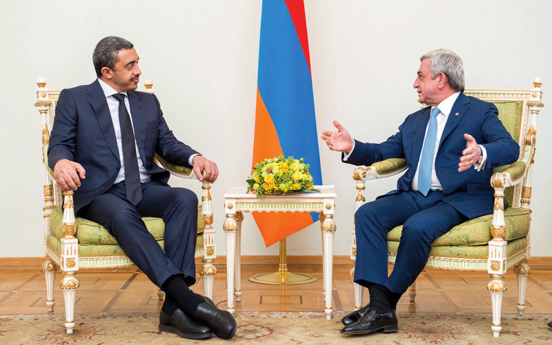 رئيس أرمينيا لدى استقباله عبدالله بن زايد. وام