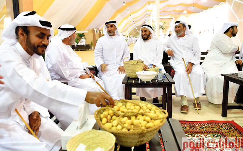 يعرضون المنتجات الزراعية المحلية بجانب الرطب، ومسابقة أجمل مجسم تراثي، والكثير من الأنشطة التقليدية، كما يتبادل المشاركون خبراتهم