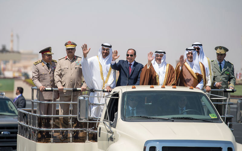 محمد بن زايد وعبدالفتاح السيسي ورؤساء الوفود المشاركة في الاحتفال استقلوا سيارة مكشوفة لتفقد القوات التي اصطفت على أرض الميدان. وام
