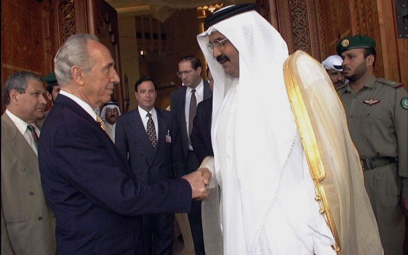 حمد بن خليفة يستقبل شيمون بيريز في الدوحة. أرشيفية