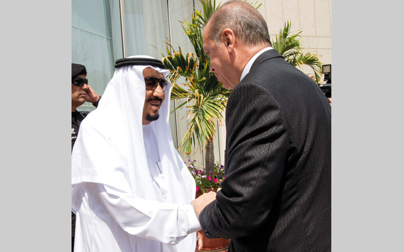الملك سلمان مستقبلاً أردوغان أول من أمس.  أ.ف.ب