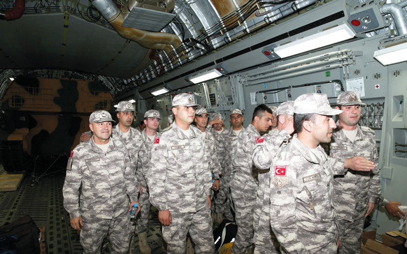 جنود أتراك يصلون إلى قاعدة عسكرية في الدوحة.  رويترز