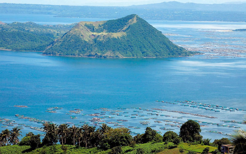 يقع جزء كبير من كامبي فليجري أسفل خليج بوتسولي أما الجزء الظاهر فوق الأرض فهو مسطح نسبياً لكن صور الأقمار الاصطناعية تظهر العديد من الحفر البركانية. أرشيفية