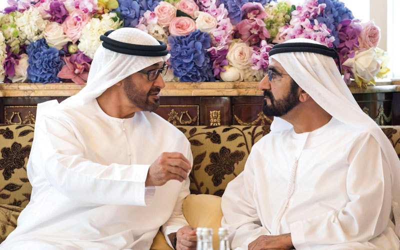 محمد بن راشد ومحمد بن زايد خلال تبادلهما الأحاديث الأخوية. وام