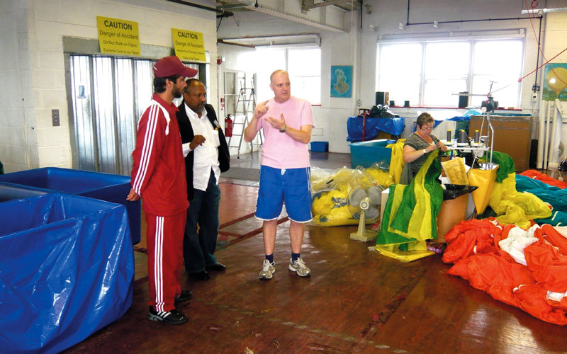 المنطاد صنع في المملكة المتحدة.  من المصدر