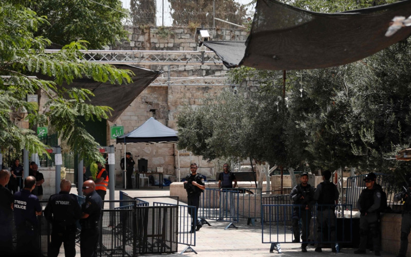 عسكريون إسرائيليون يغلقون المداخل المؤدية إلى المسجد الأقصى. أ ف ب