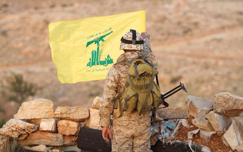 عنصر من ميليشيا «حزب الله» في منطقة جرود عرسال المتاخمة لسورية. إي.بي.إيه
