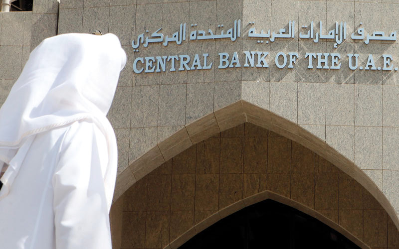 «المركزي» طالب جميع البنوك والمؤسسات المالية في الدولة بالبحث عن وتجميد أي حسابات أو ودائع أو استثمارات عائدة لأيٍّ من الأشخاص والكيانات على قائمة الإرهاب. تصوير: إريك أرازاس