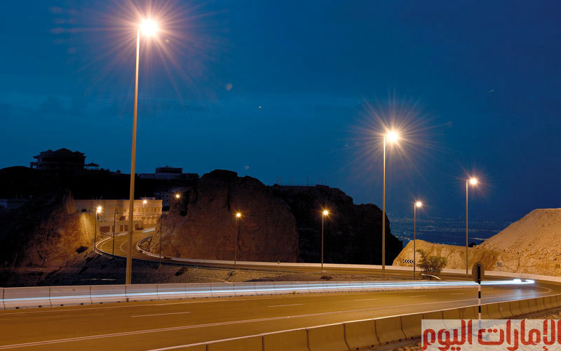 يتكوّن من صخور كلسية شديدة الانحدار تعرّضت لعوامل التعرية الطبيعية على مدى ملايين السنين.