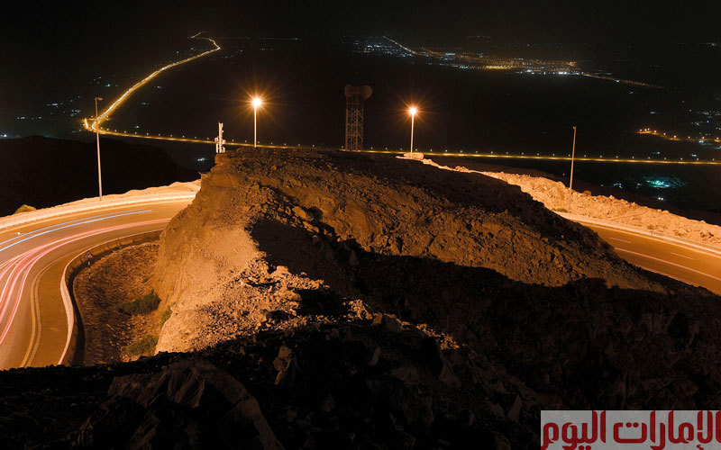 وقد اكتُشفت في محيطه آثار مهمة تمثل جزءاً أساسياً من التاريخ القديم لهذه المدينة. كما اكتشف عند سفح جبل حفيت أكثر من 500 مدفن أثري يعود تاريخها إلى ما يزيد على 5000 سنة.