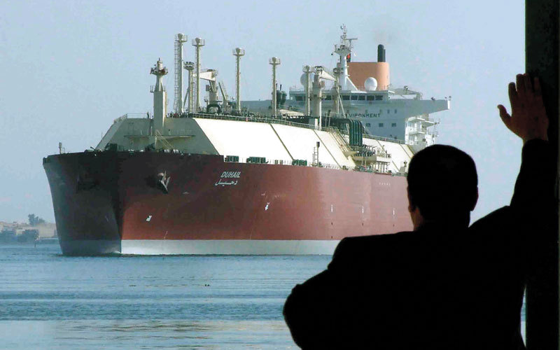 سفينة تحمل شحنة من الغاز المسال وتعبر قناة السويس حيث يمكن لمصر أن تفرض رسوماً إضافية على عبور الغاز المسال. رويترز