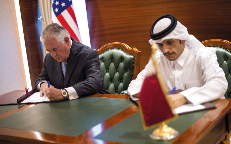 ريكس تيلرسون يفضل التسوية السياسية للأزمة وينحاز نسبياً لموقف الدوحة.  إي.بي.إيه
