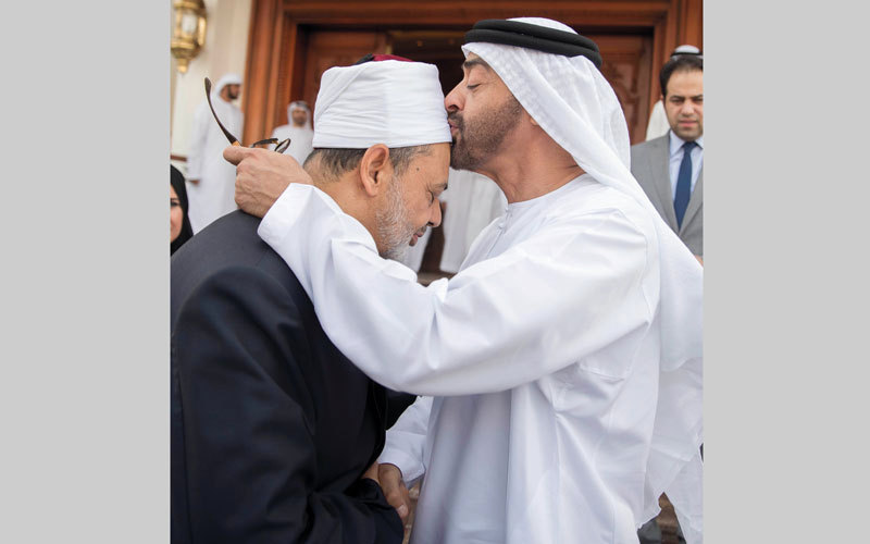 محمد بن زايد خلال استقباله أحمد الطيب في قصر البحر. وام