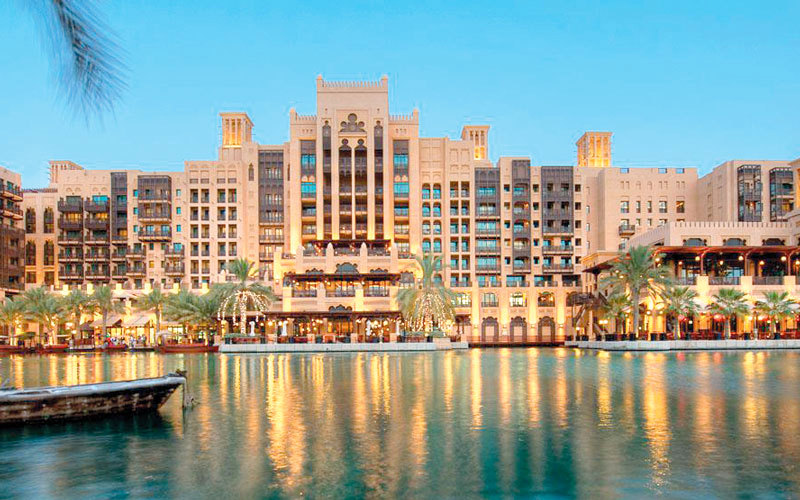 «منتجع مدينة جميرا» يقع على طول شاطئ خاص يقدم الاستجمام لزوّاره. الإمارات اليوم