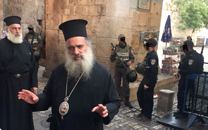 المطران عطالله حنا يشارك في انتفاضة القدس ويعلن تضامنه مع حق المسلمين في أقصاهم.  أرشيفية