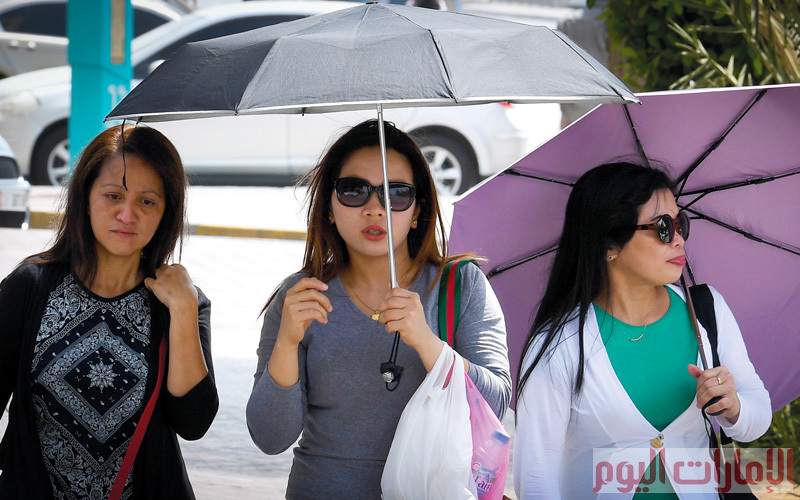 تحت مظلات تحمي من الطقس الساخن جداً، ووهج شمس الصيف.. هنا أناس يمارسون حياتهم اليومية بين جنبات الإمارات وفي مدنها المختلفة.. يتجولون في الشوارع، يعبرون طريقاً، ينتظرون حافلة، أو يتجهون إلى عمل.. رغم موجة الحر الشديدة. ْ