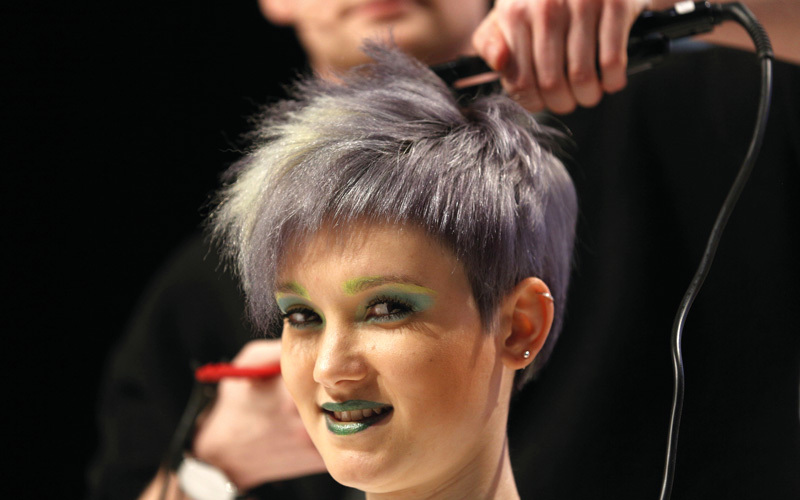 لا تكتفي التسريحات هذا الموسم بلون واحد فقط وإنما تزهو بكل ألوان قوس قزح للتمتع بإطلالة مبهجة. د.ب.أ