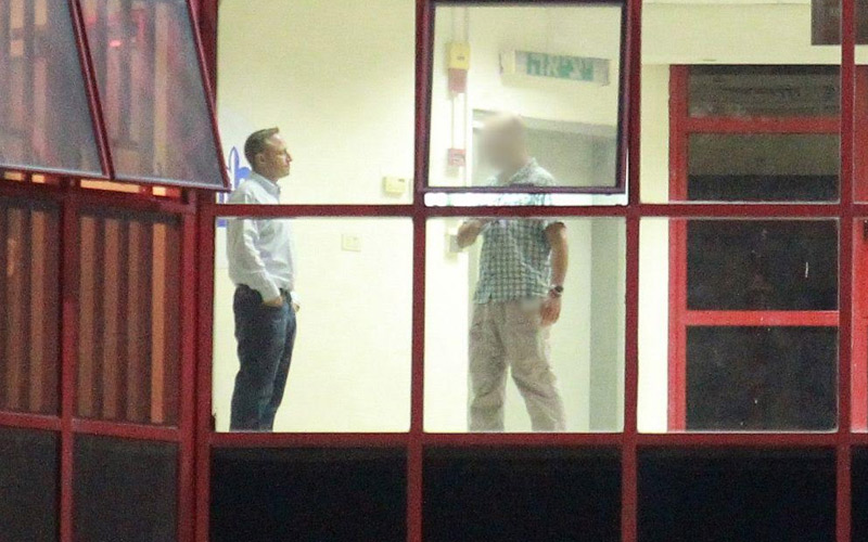 هارو (يمين) في وحدة التحقيقات "لهف 433). موقع هآرتس