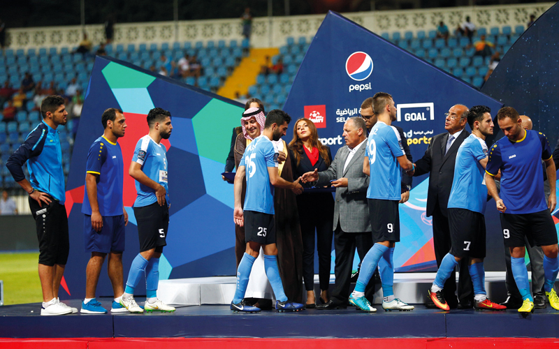 لاعبو الفيصلي يتسلّمون ميداليات المركز الثاني. رويترز