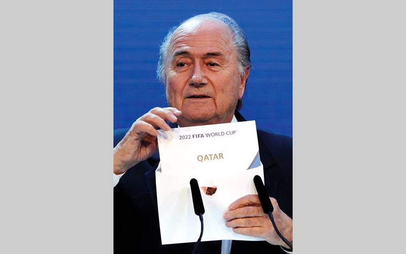 بلاتر يفتح ظرف فوز قطر باستضافة كأس العالم 2022.  أ.ف.ب