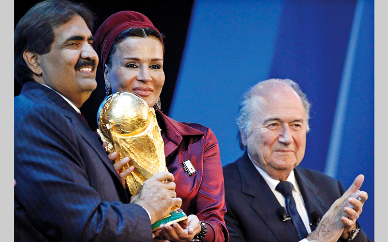 أمير قطر السابق وبلاتر يستعرضان كأس العالم. إي.بي.إيه