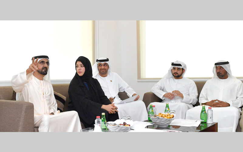 محمد بن راشد متحدثاً بحضور مكتوم بن محمد وأحمد بن سعيد وريم الهاشمي وسلطان الجابر. من المصدر