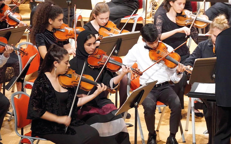 خولة وحميد الرايحي برفقة رياض قدسي. من المصدر