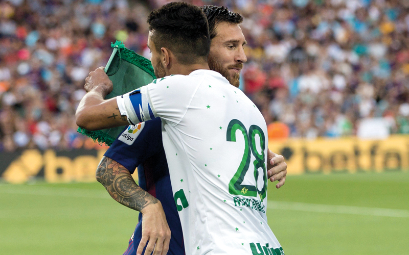 آلان روشيل تبادل قميصه مع ليونيل ميسي. إي.بي.إيه