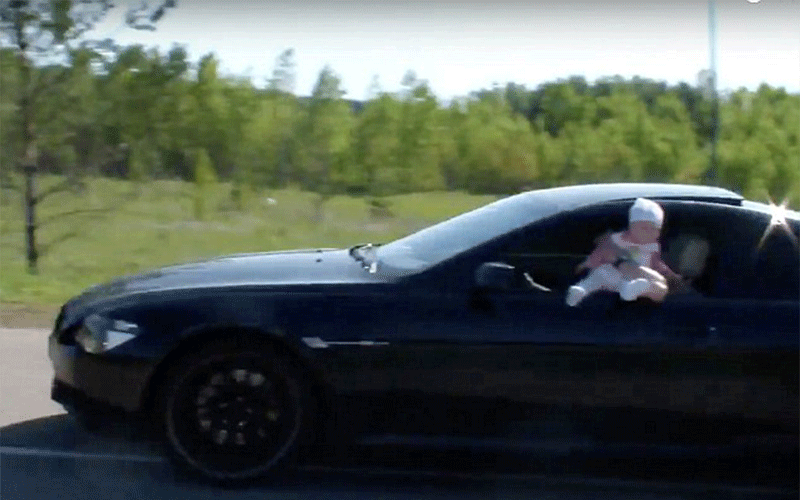 بالفيديو.. أب يستهتر بحياة طفلة رضيعة بإخراجها من شباك السيارة أثناء القيادة
