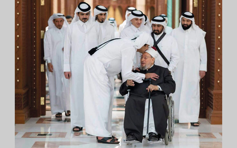 القرضاوي يعيش في قطر منذ عام 1961.. وهو مقرّب من عائلة آل ثاني الحاكمة في قطر. أرشيفية