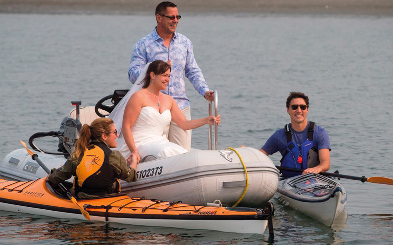 ترودو لدى لقائه العروسين.
أ.ب