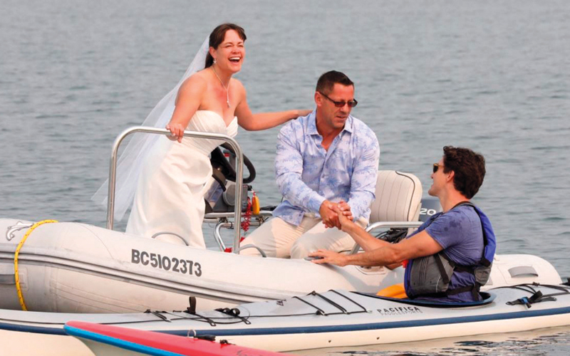 رئيس الوزراء الكندي عبّر عن سعادته لوجود وسائل الإعلام الكندية وتصويرها لحظة سقوطه في الماء. أ.ب